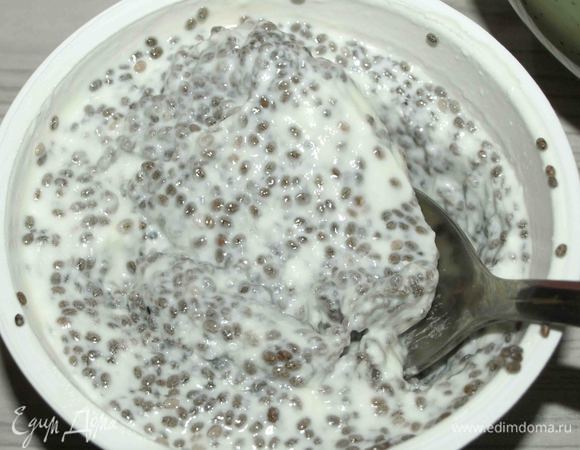 За ночь угурт с семенами чиа превратился в пудинг.