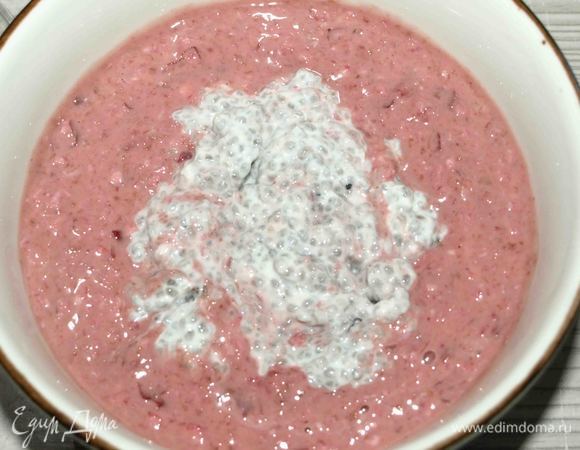 Вмешиваем угурт с чиа в центр тарелки.