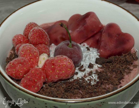 Посыпаем шоколадом. Выкладываем замороженный угурт. Украшаем на свое усмотрение.