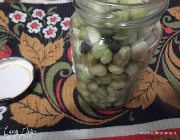 Воду слить и добавить сахар, соль и уксус, вскипятить. В банку кладем перец и гвоздику. Залить маринадом и закатать, перевернуть. Удачных заготовок!