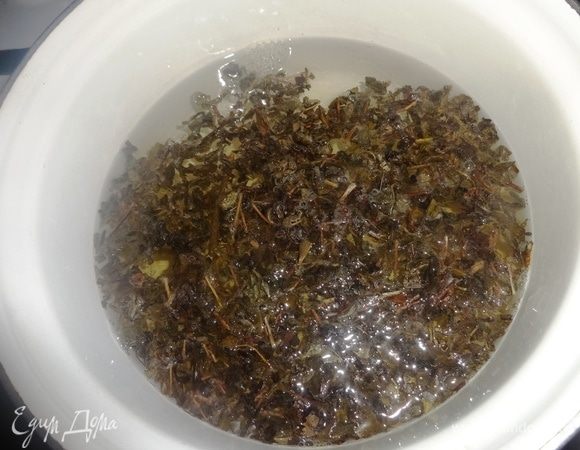 1 литр воды вскипятить, остудить до 90°C. Всыпать зеленый чай, перемешать и заварить в течение 10 минут.