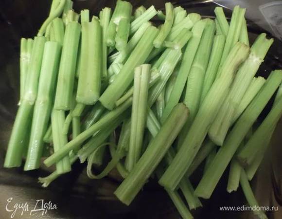 Стебли оборвать от листьев и промыть.