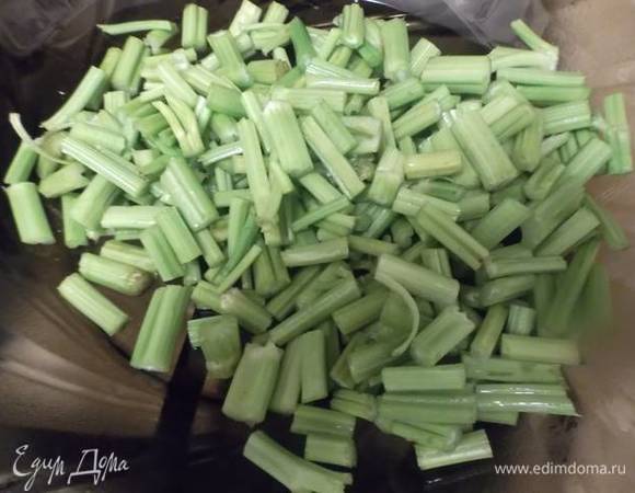 Нарезать на небольшие кусочки от 1 до 2 см. Можно оставить длинные.