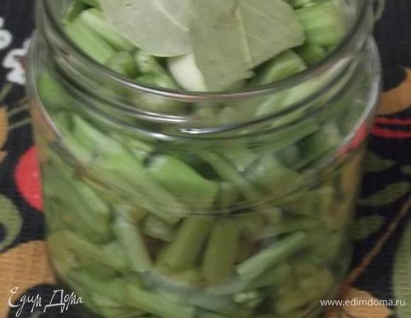 На дно банки кладем чеснок и лавровый лист. Уложить подготовленные стебли. Сверху опять кладем чеснок и лавровый лист. Залить банки холодным маринадом.