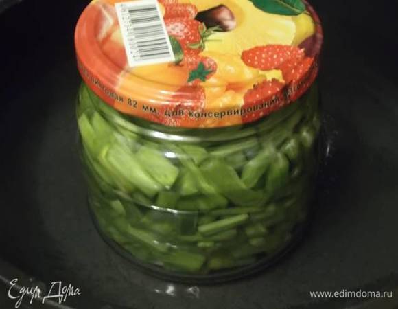 Поставить на стерилизацию 0,5 банки на 30 минут. Закатать, перевернуть. Удачных заготовок!