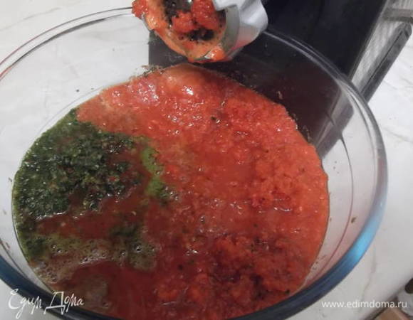 Острый перец, зелень, чеснок и болгарский перец пропустить через мясорубку с мелкой решеткой.