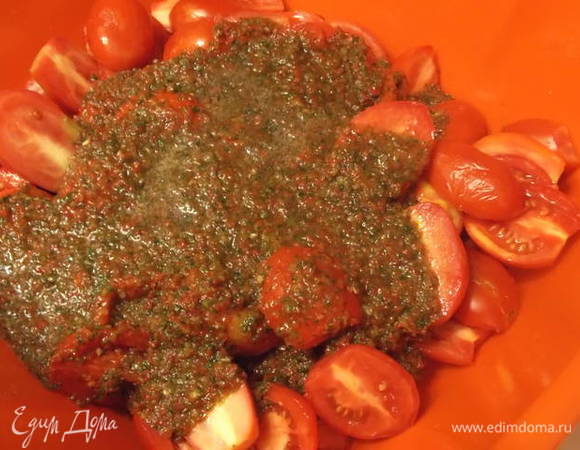 Смешать с нарезанными на половинки помидорами.