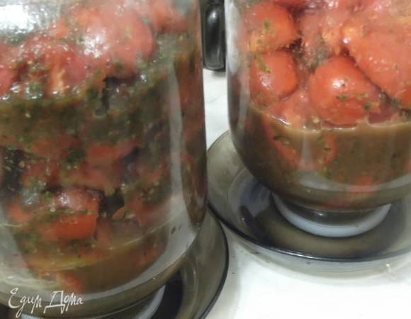Закрыть капроновыми крышками. Банки хорошо встряхнуть и перевернуть. Убрать в холод минимум на 6 часов. Я делаю в ночь. Утром банки перевернула и верхние помидоры уже можно кушать. Остальные убрать в холод уже в нормальном положении банок еще часов на 6, чтобы промариновался нижний слой помидоров. Закусочка — эх, хороша! Приятного аппетита!