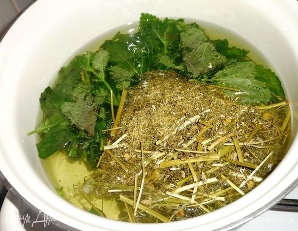 Тем временем в другую кастрюлю налить 0,5 литра воды, вскипятить. Всыпать мелиссу и ромашку, варить 5 минут. Дать настояться 30 минут.