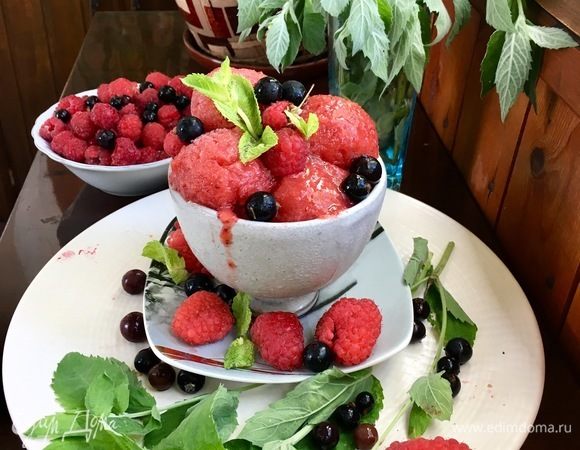 Украсить листиками мяты и ягодами.