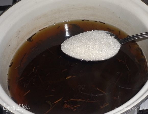 В теплый настой зеленого чая всыпать сахар, перемешать.