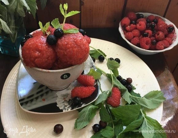 Замерзший сорбет разложить по креманкам ложкой для мороженого.