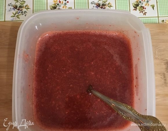 Выжать из лимона сок, добавить его в пюре, влить сироп и все перемешать. Пластиковый контейнер закрыть крышкой и поставить в морозилку на 12 часов. Первые четыре часа сорбет надо перемешивать.