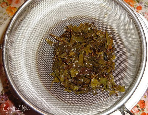 Настой процедить через мелкое сито. Вообще-то надо было сначала процедить, а потом всыпать сахар, так было бы логичнее. Но описываю так, как делала и фотографировала.