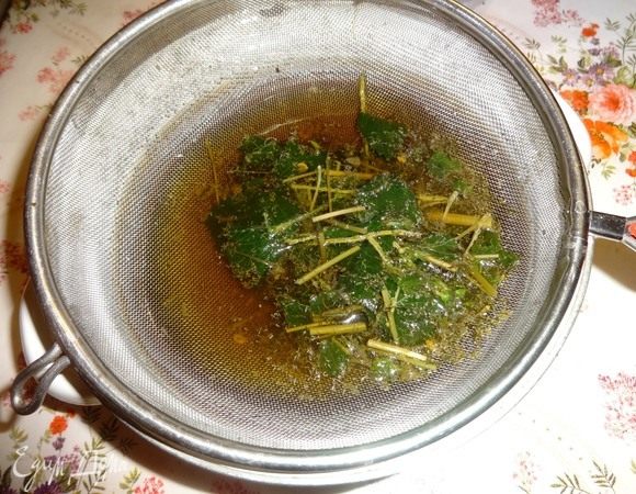 Настой ромашки и мелиссы тоже процедить через сито. Соединить оба раствора и поставить в холодильник минимум на 1 час, а максимум, как пожелаете.