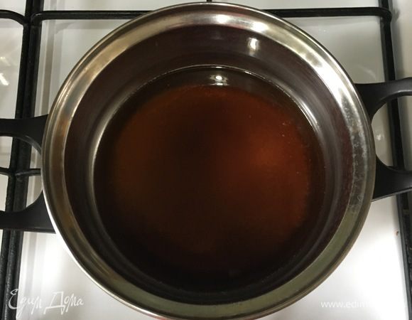 В небольшой ковш налить полстакана воды, добавить сахар и нагревать на маленьком огне 5 минут, постоянно помешивая до полного растворения сахара. Кипятить сироп еще пару минут, а затем дать полностью остыть.