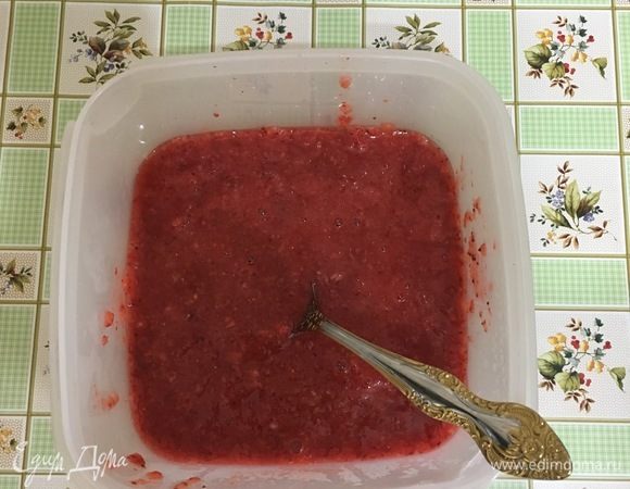 Клубнику помыть в прохладной воде и переложить на бумажное полотенце. Когда клубника подсохнет, взбить в блендере в пюре.