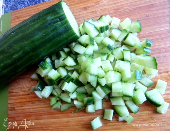Огурец нарезать кубиком.
