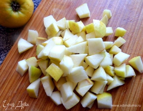 Яблоко (маленькое или половинка большого) нарезать и сбрызнуть лимонным соком.