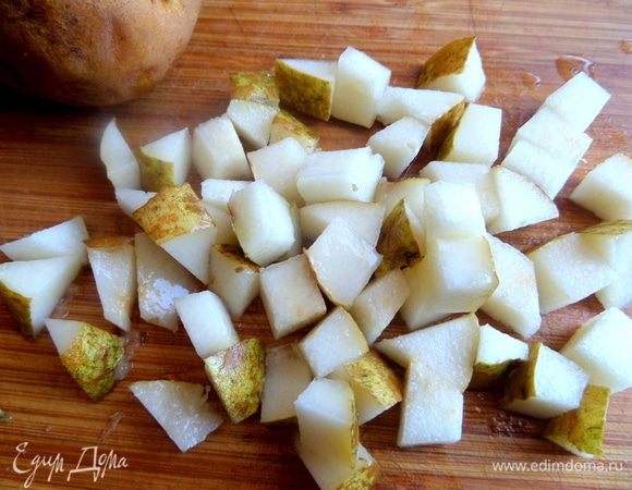 Также нарезать грушу.