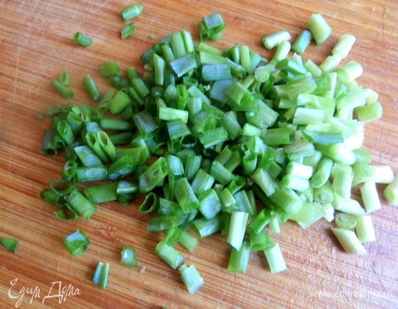 Лук немного нарезать.