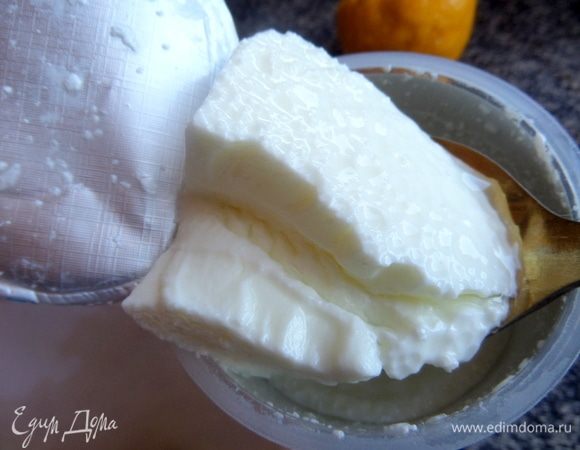 Для заправки я открыла стаканчик вот такого местного йогурта 2% с живыми бактериями — мне очень нравятся все его виды. Данный без добавок.