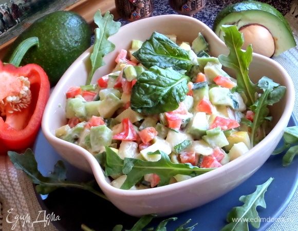 Подать в салатнике.