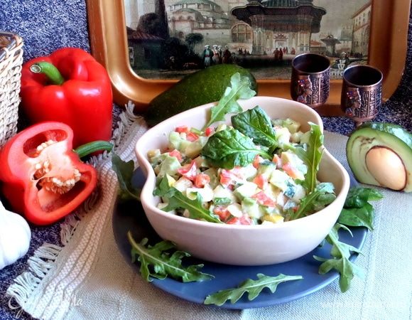 Салат будет хорошим дополнением к ужину, да и просто так вкусно им перекусить.