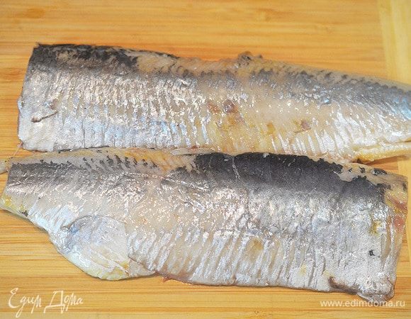 Срежьте с сельди филе. Я всегда покупаю целую бочковую сельдь, потом ее чищу и срезаю филе. Не советую покупать уже готовое филе.