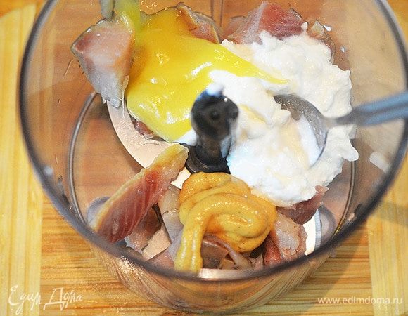 В чашу блендера положите сельдь, творожный сыр, горчицу, мед и лимонный сок.