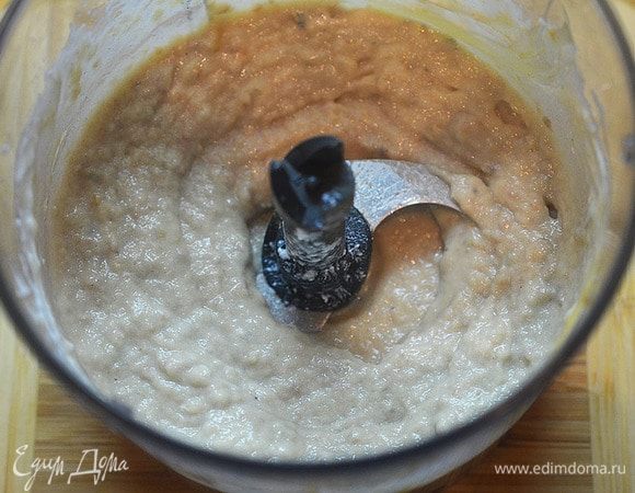 Измельчите все до однородного состояния и уберите в холодильник на пару часов. За это время паштет загустеет.