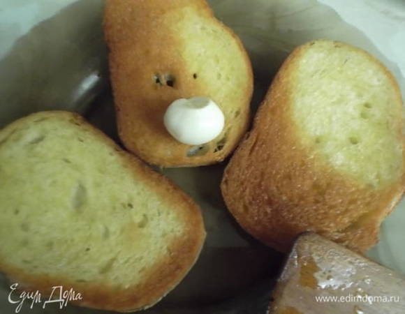 Обжаренную сторону натереть чесноком.