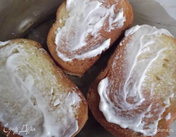 Обмазать майонезом.