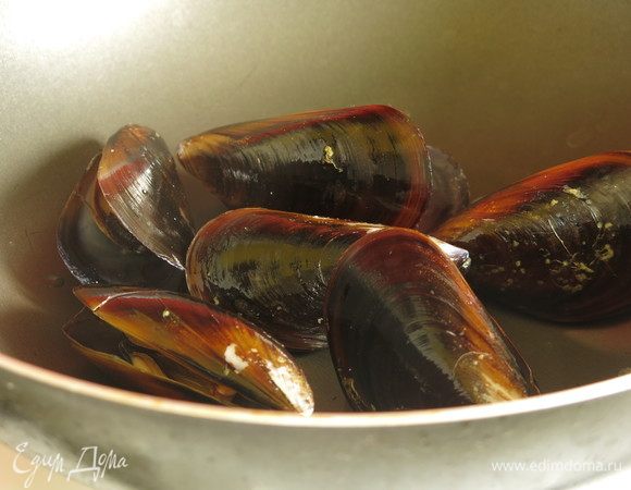 Мидии прогреваем на сковородке.