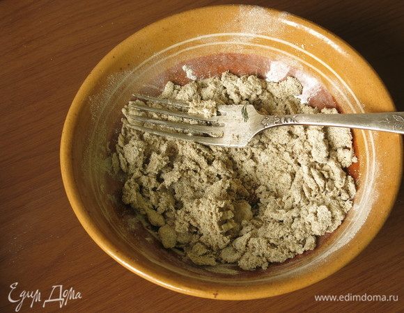 Соединяем масло и шрот, солим.