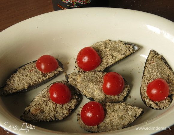 Сверху кладем половинки черри.