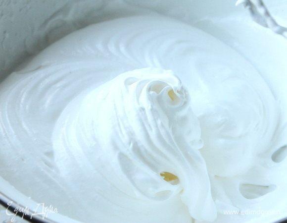 Белки с оставшимся сахаром взбить до устойчивых пиков. Добавить 1/3 белков к желткам и аккуратно вмешать, добавить остальные белки.