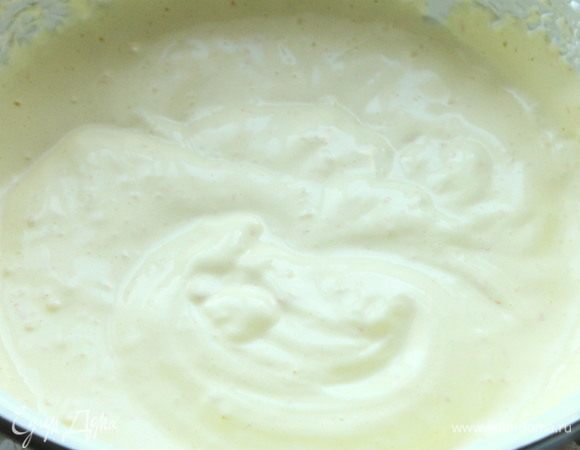 В три этапа добавить сухие ингредиенты и так же аккуратно вмешать лопаточкой. Вылить тесто в форму диаметром 18 см и выпекать при 180°C 30–40 мин.