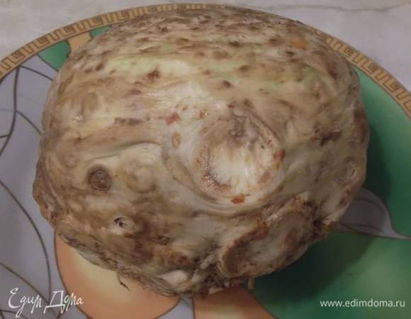 Корень сельдерея моем и чистим.