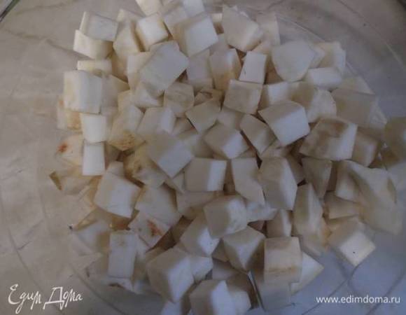 Нарезаем небольшими кубиками, примерно 1х1 см.