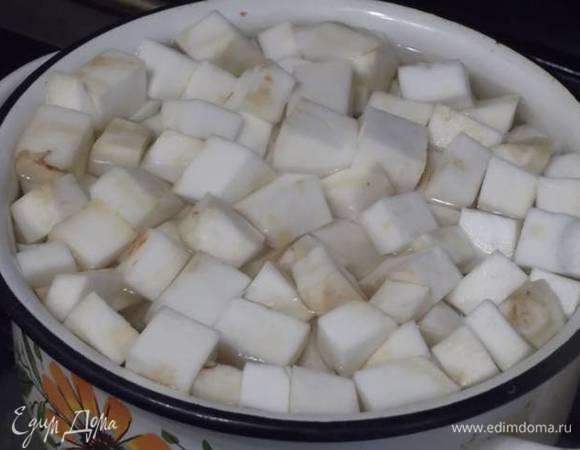 В 1 литр воды засыпаем 1 ст. л. соли и 1 ч. л. лимонной кислоты. Доводим до кипения. Засыпаем сельдерей.