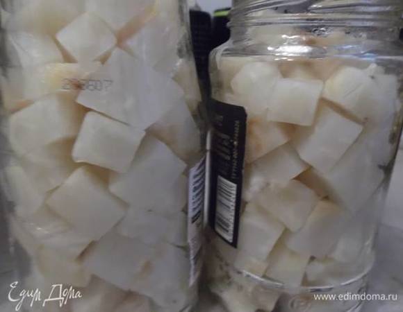 Сельдерей раскладываем по подготовленным банкам и заливаем кипящим маринадом.