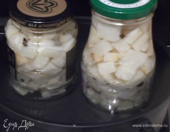 Прикрываем крышками и ставим на стерилизацию на 20 минут с момента закипания воды в кастрюле (банки — 500 мл).