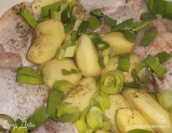 Курицу уложить в сковороду, добавить очищенный картофель, соль, перец, лук-порей и воду.