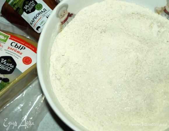 Два вида муки просеять. Добавить соль, сахар. Перемешать. Дрожжи развести теплой водой с двумя ложками муки. Поставить на 10 минут в теплое место.