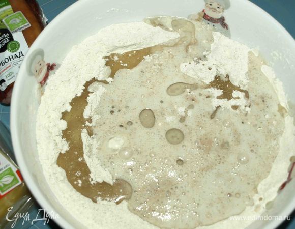 Соединить муку, дрожжи, растительное масло.