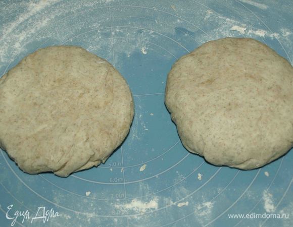 Замесить однородное тесто. При необходимости добавить муку. Но тесто не должно быть тугим. Разделить тесто на две одинаковые части. Оставить на присыпанной мукой поверхности на 30 минут под полотенцем.