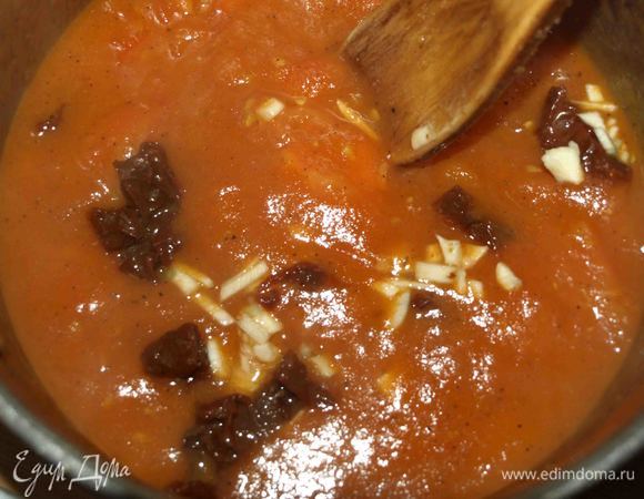 Помидоры бланшировать, удалить кожуру, плодоножки. Нарезать мелкими кусочками. В сотейники разогреть оливковое масло. Добавить нарезанные помидоры и готовить 10 минут. Чеснок очистить, мелко нашинковать. Вяленые помидоры нарезать. Добавить чеснок и вяленые помидоры в сотейник. Добавить соль, перец, сахар и лимонный сок. Томить 5 минут. Снять с огня и дать остыть.