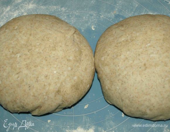 Когда тесто подошло. Соус остыл, остальные ингредиенты подготовлены, можно начинать собирать пиццу.