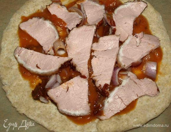 На тесто кладем часть соуса. Часть лука-шалота. Сверху кладем 100 г карбонада.